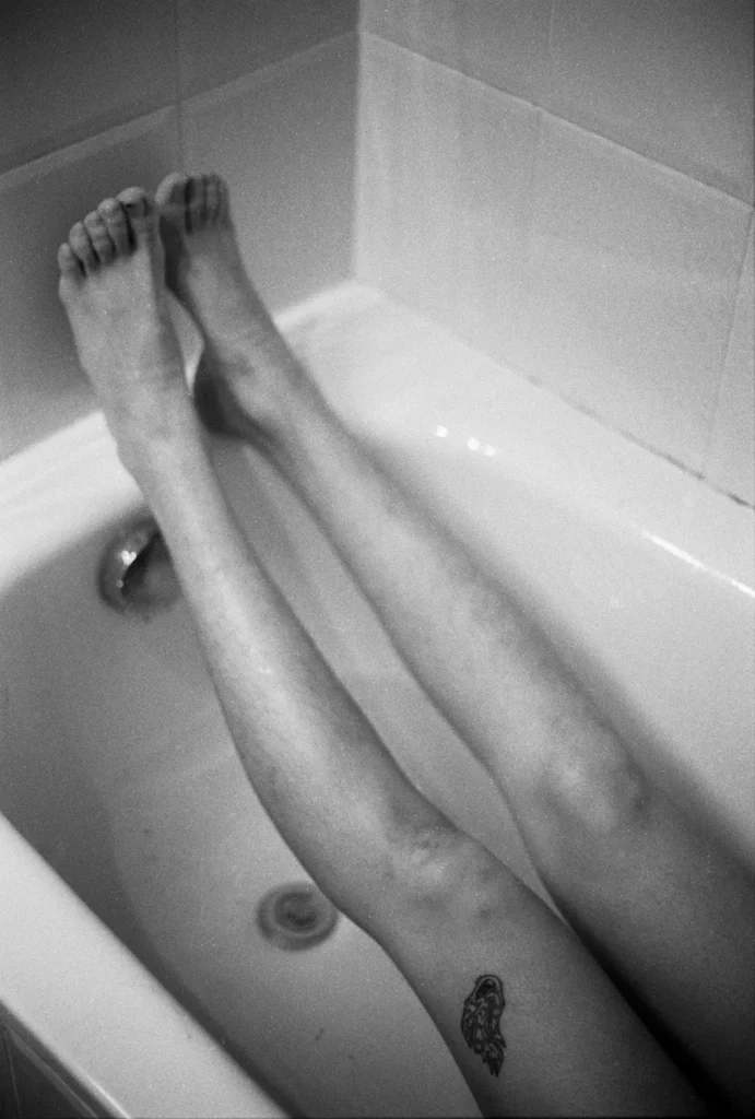 Jambes dans la baignoire